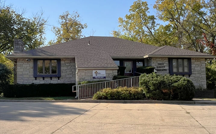 Pictures of Office property located at 3600 SW Burlingame, Topeka, KS 66611 for comps - image #1