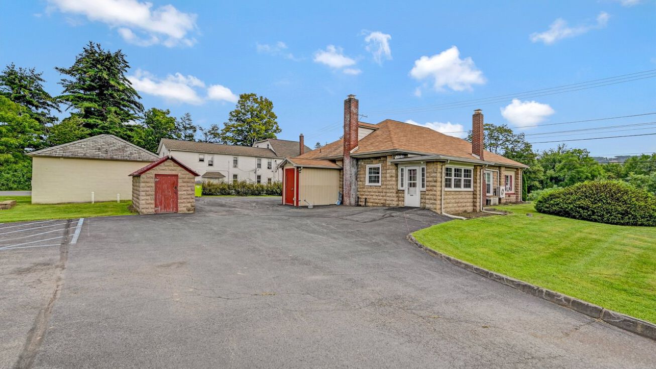 149 Bond Ln, Brodheadsville, PA 18322