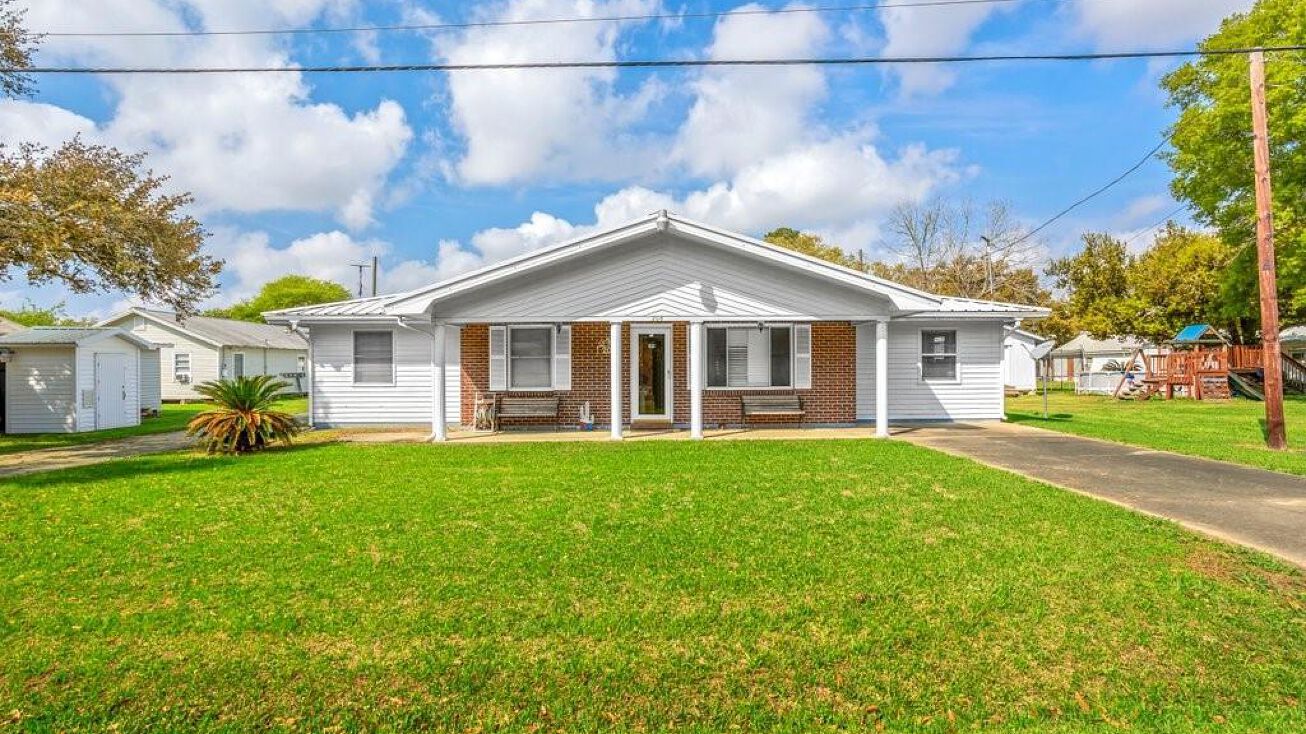 206 S 2nd Street, Gueydan, LA 70542