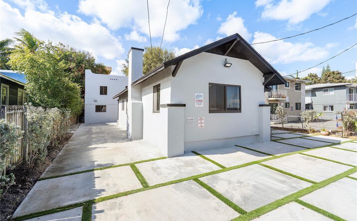 Pictures of Multifamily property located at 418 NW 9th Ave, Miami, FL 33128 for sales - image #1