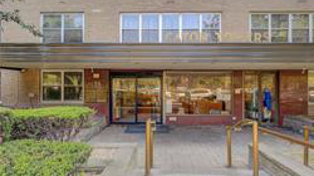 135 Ocean Pkwy, Brooklyn, NY 11218