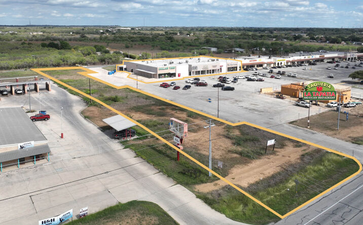 Pictures of Land property located at 534 10th St, Floresville, TX 78114 for sales - image #1