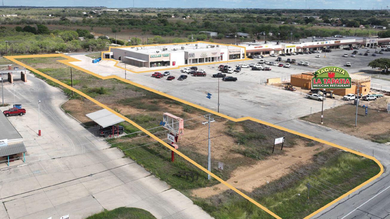 534 10th St, Floresville, TX 78114