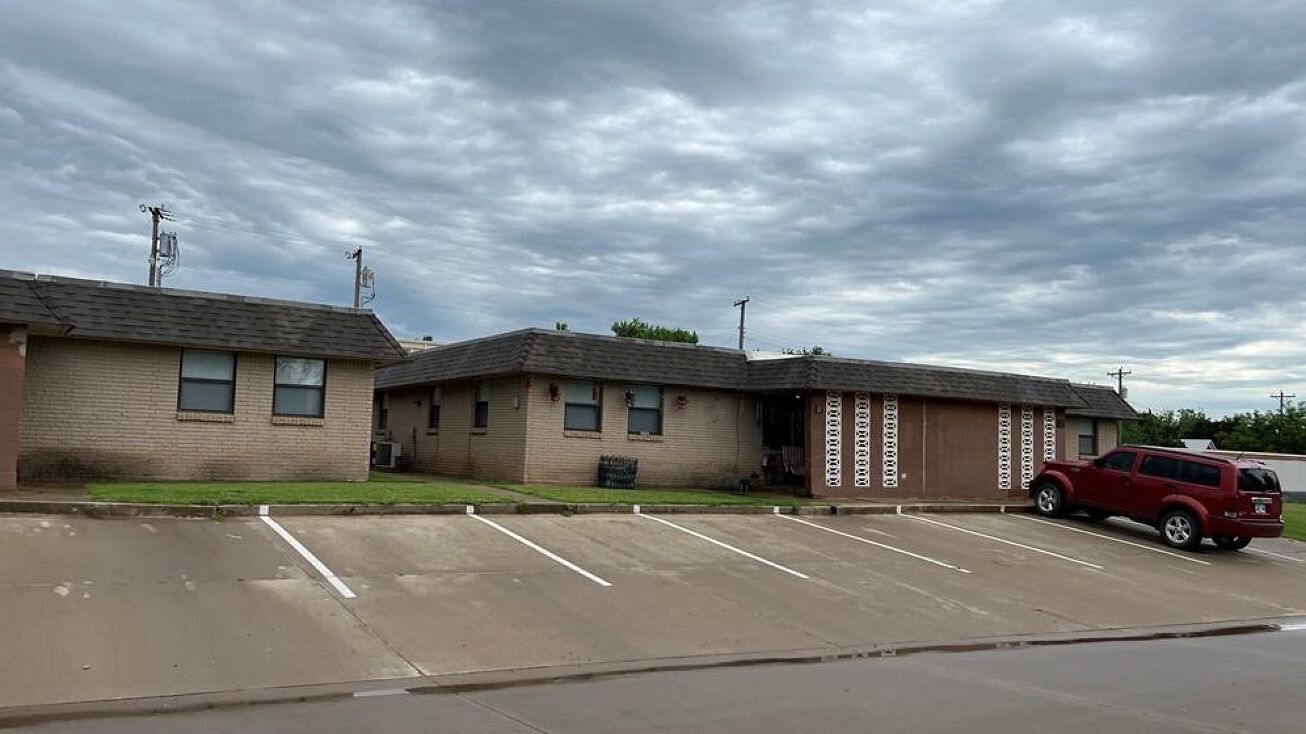 4 S Cimarron Rd, Tuttle, OK 73089