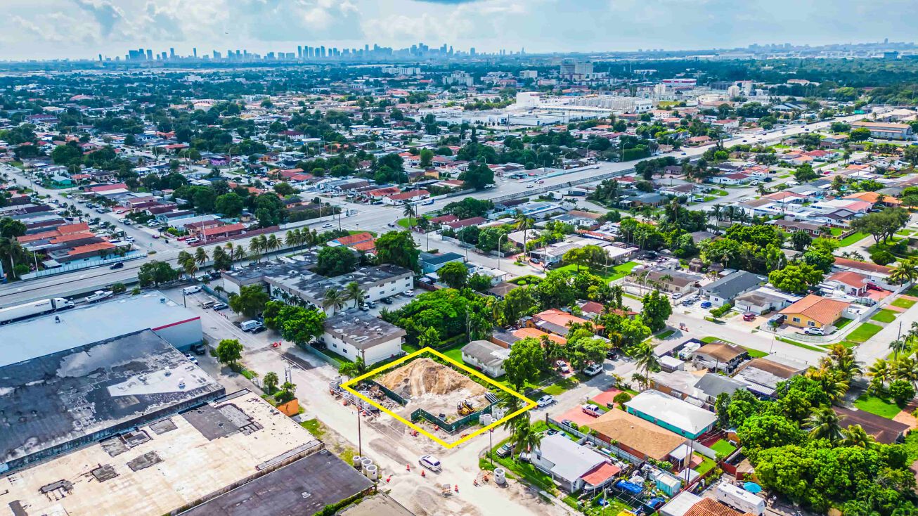 W 7th St, Hialeah, FL 33010