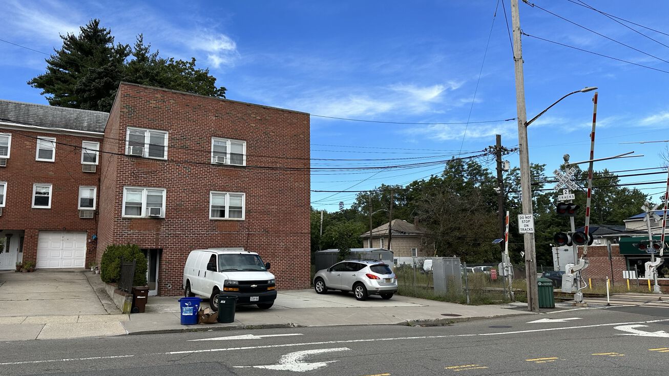 3908 Little Neck Pkwy, Queens, NY 11363