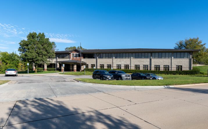 Pictures of Office property located at 7200 World Communications Dr, Omaha, NE 68122 for comps - image #1