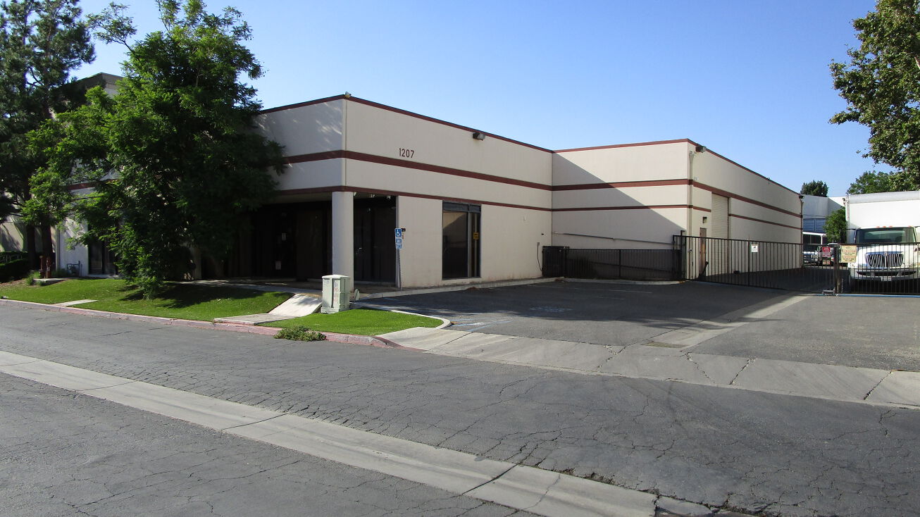 1207 E Vía Roma, Colton, CA 92324