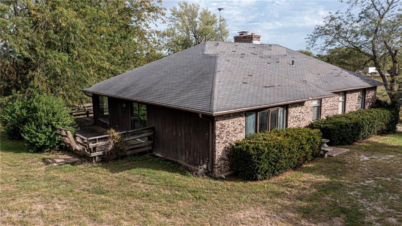 425 1000 Road, Leeton, MO 64761