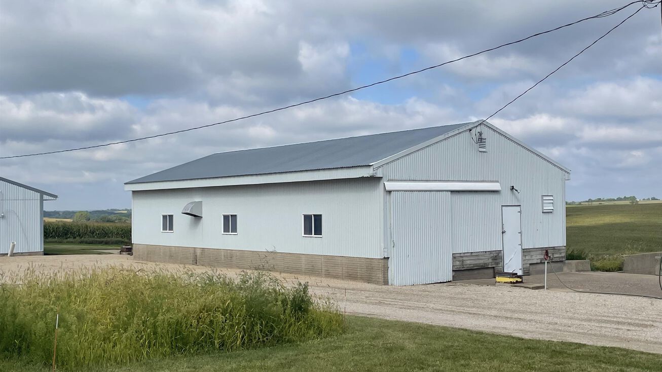 6220 N Menominee Rd, East Dubuque, IL 61025