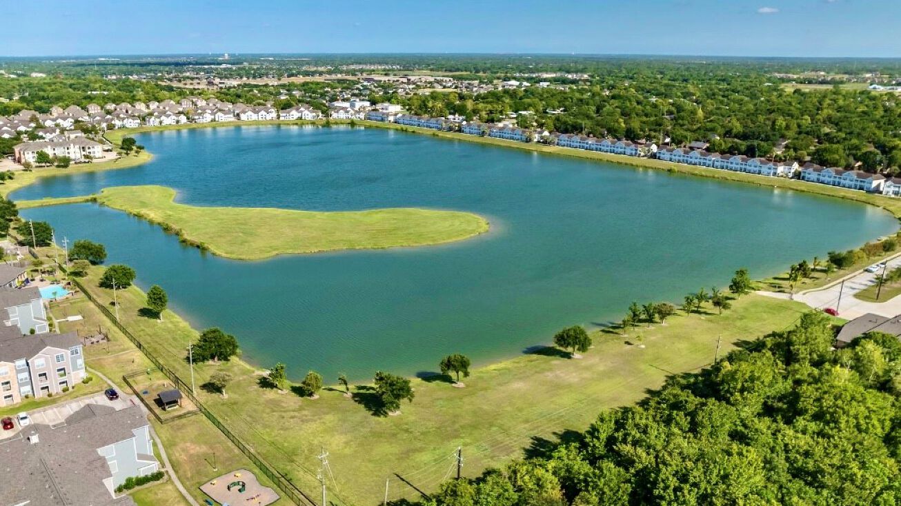 8001 SERENITY Dr, Pearland, TX 77584