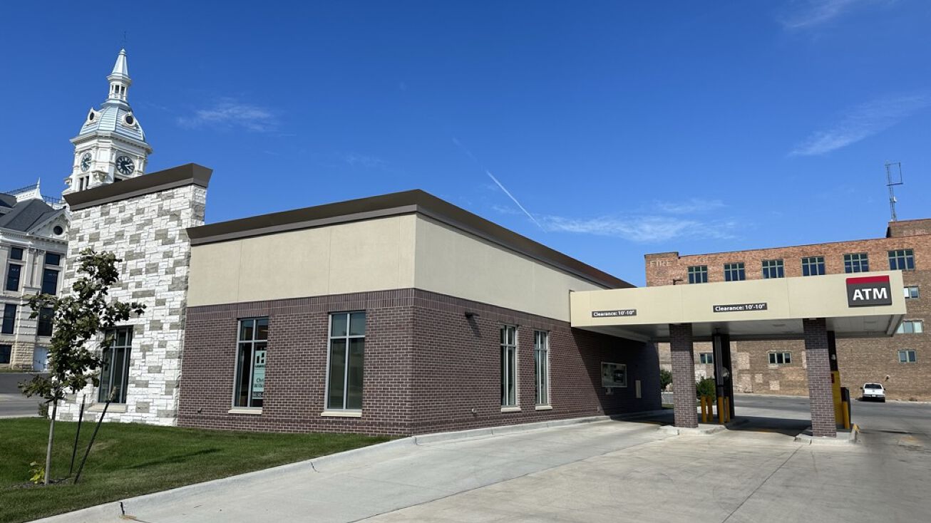 102 S Center St, Marshalltown, IA 50158