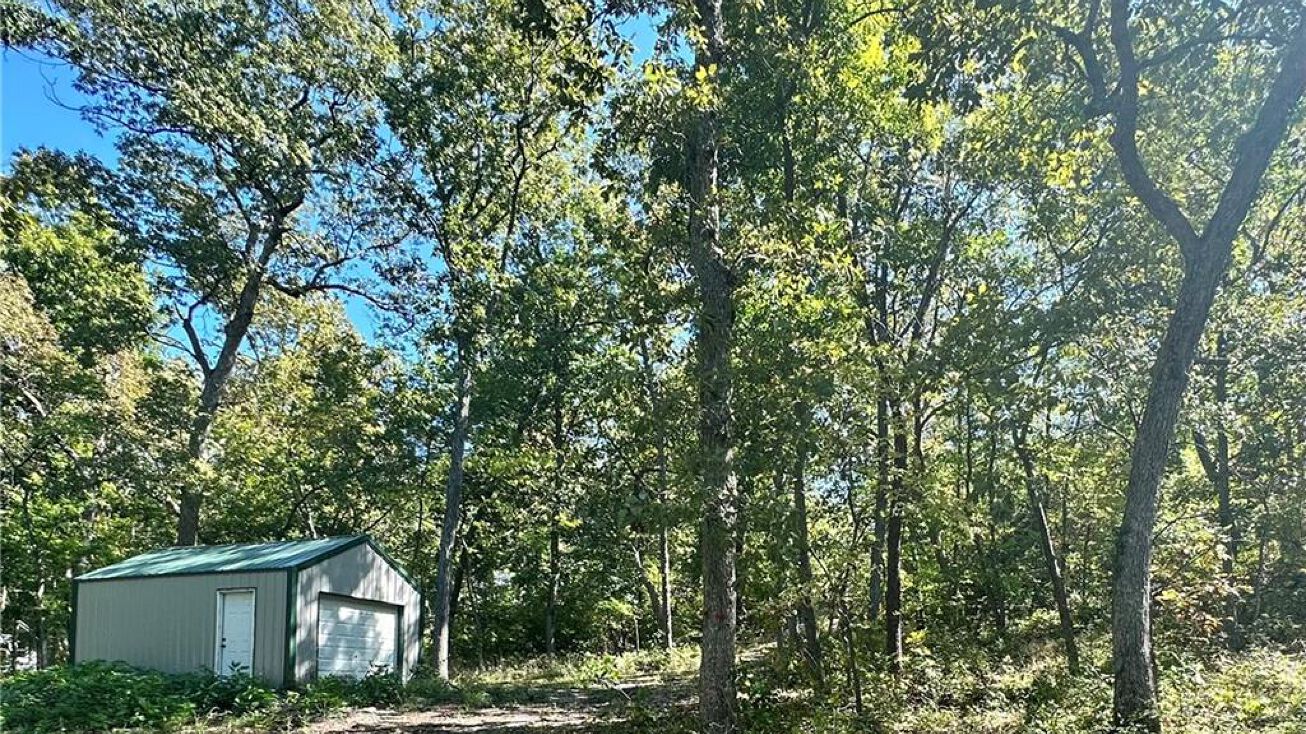 6 Lakeview Drive, La Cygne, KS 66040