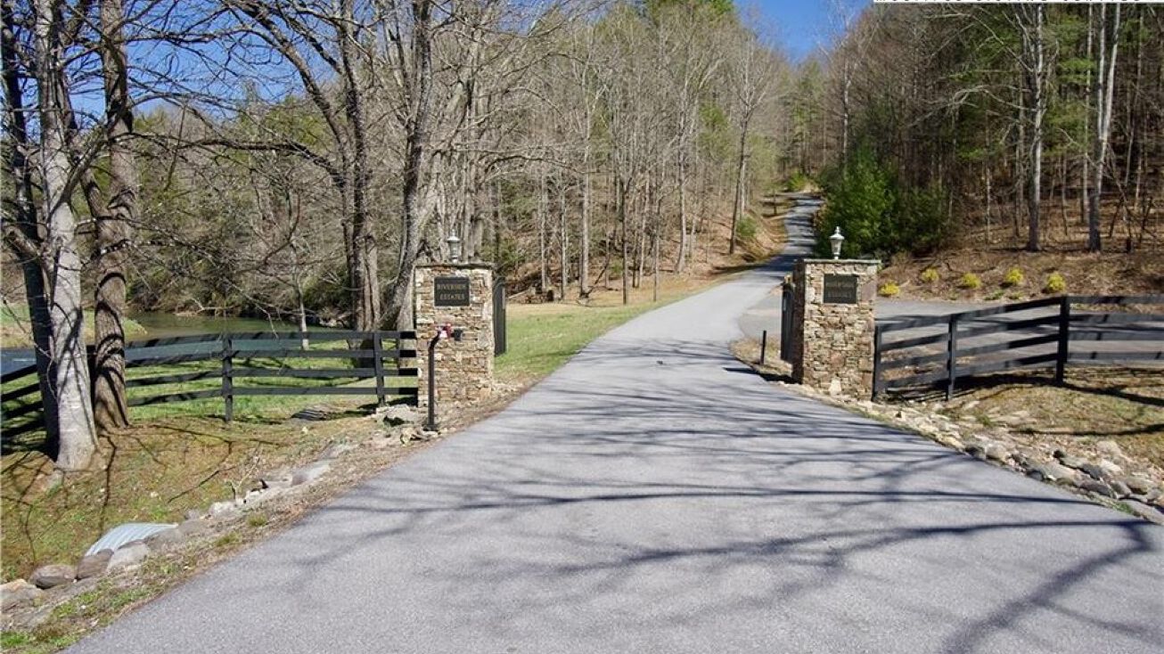 63 Stoney Brook Dr, Lansing, NC 28643