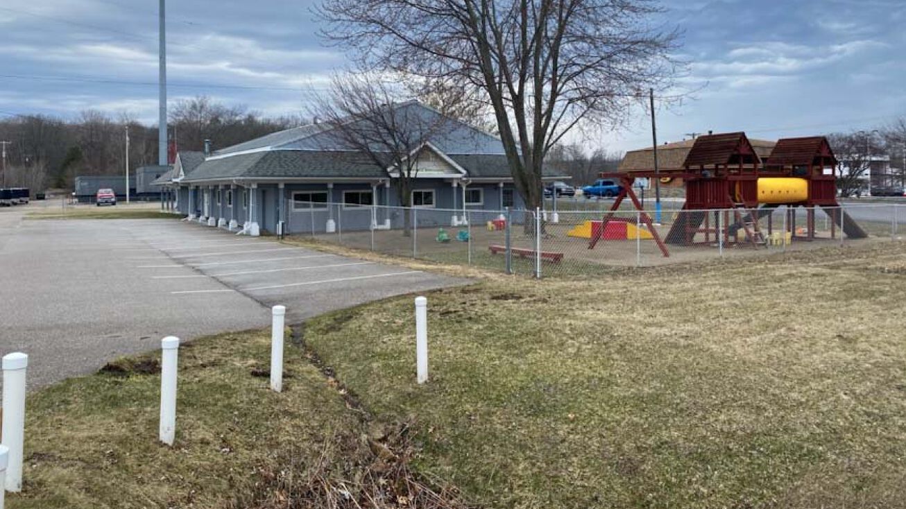 258 S Ortonville Rd, Brandon Twp, MI 48462