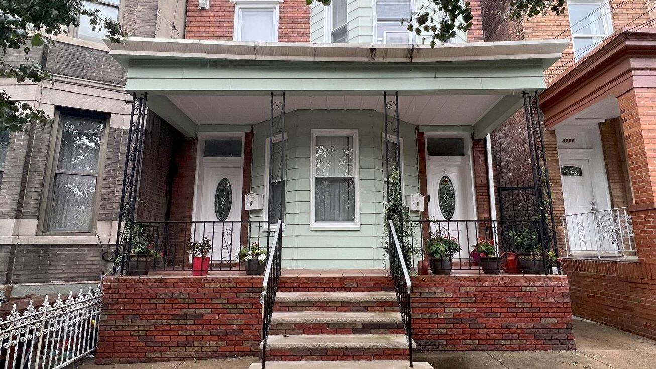 322 24th St, Union City, NJ 07087