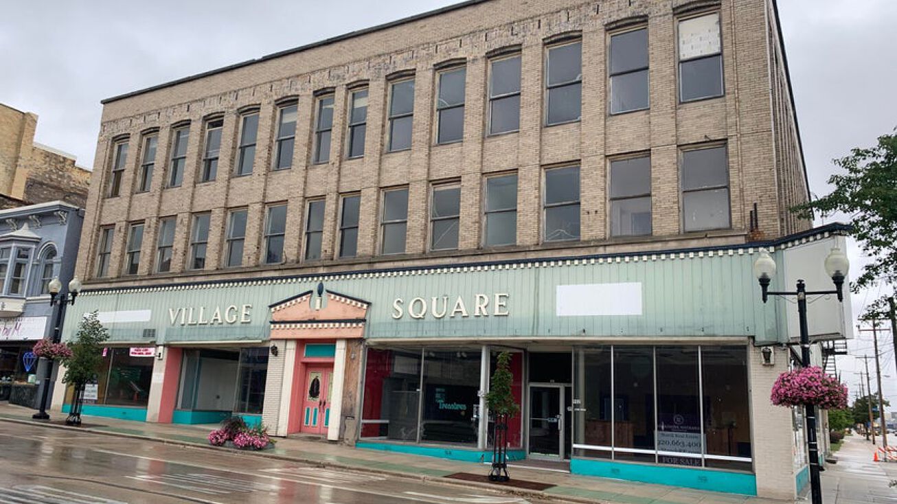 902 S 8th St, Manitowoc, WI 54220