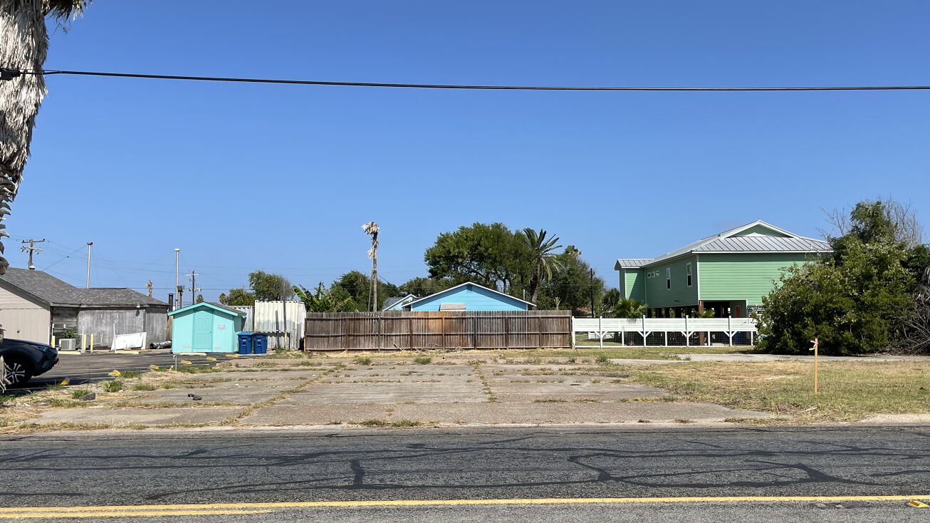 612 S Church St, Rockport, TX 78382