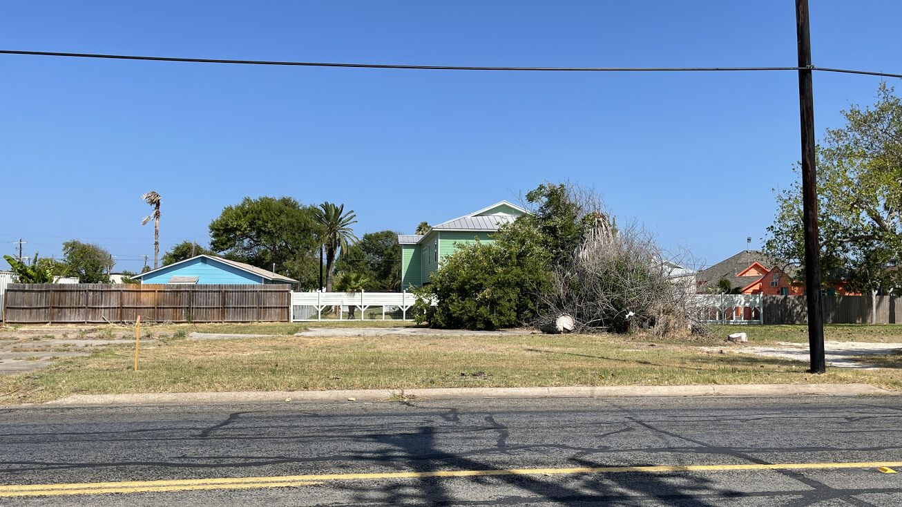 616 S Church St, Rockport, TX 78382