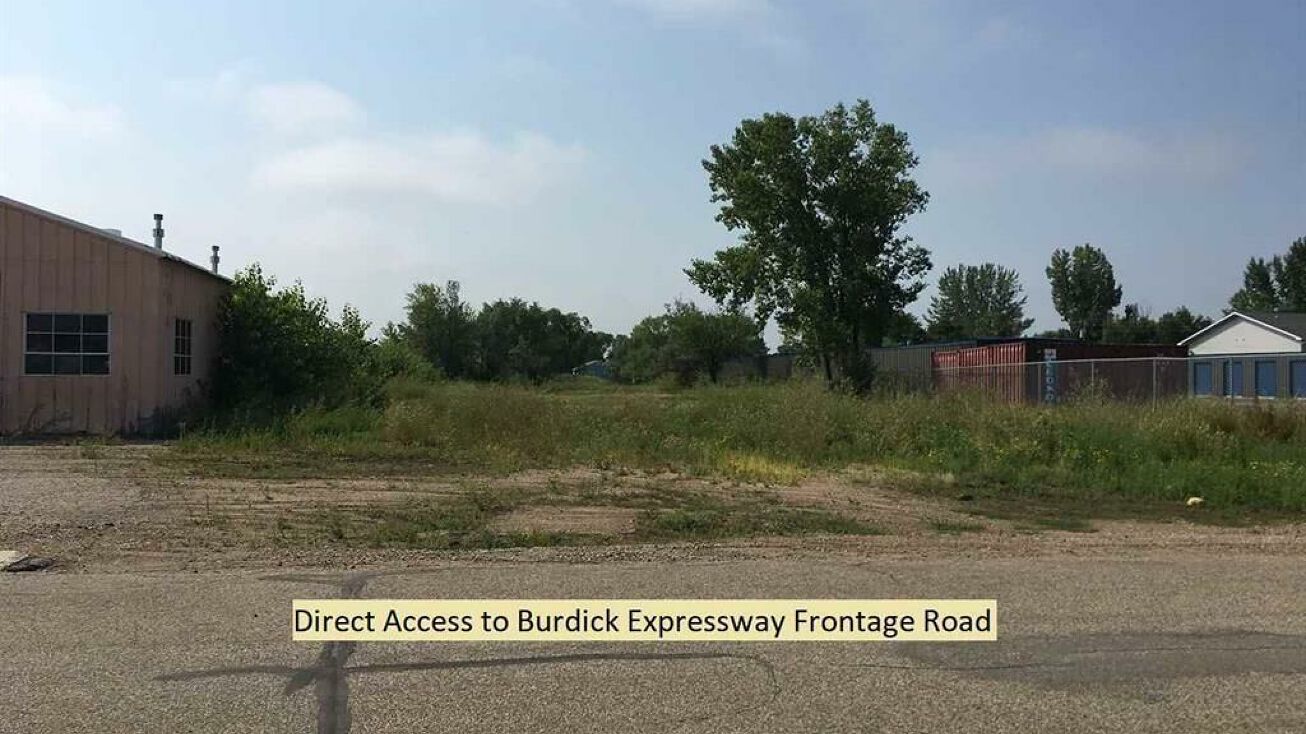 1004 44th St SE, Minot, ND 58701