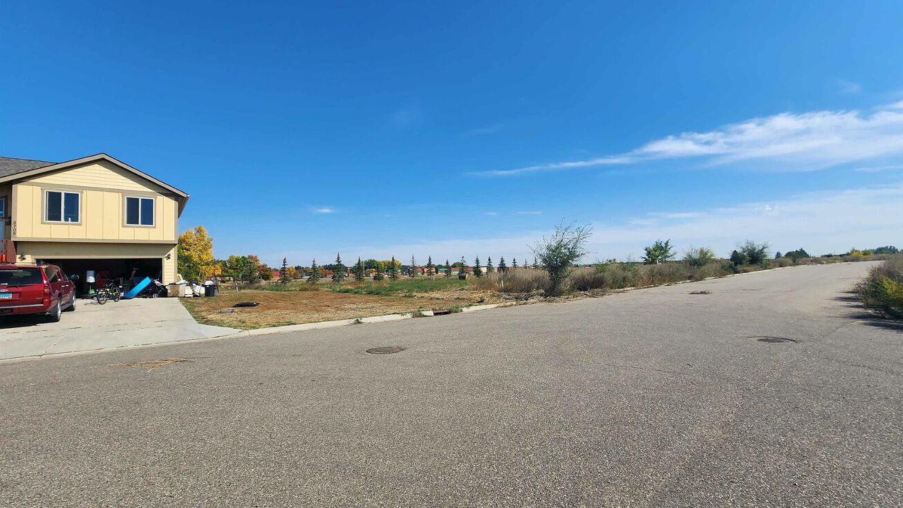 3709 45th St SE, Minot, ND 58701