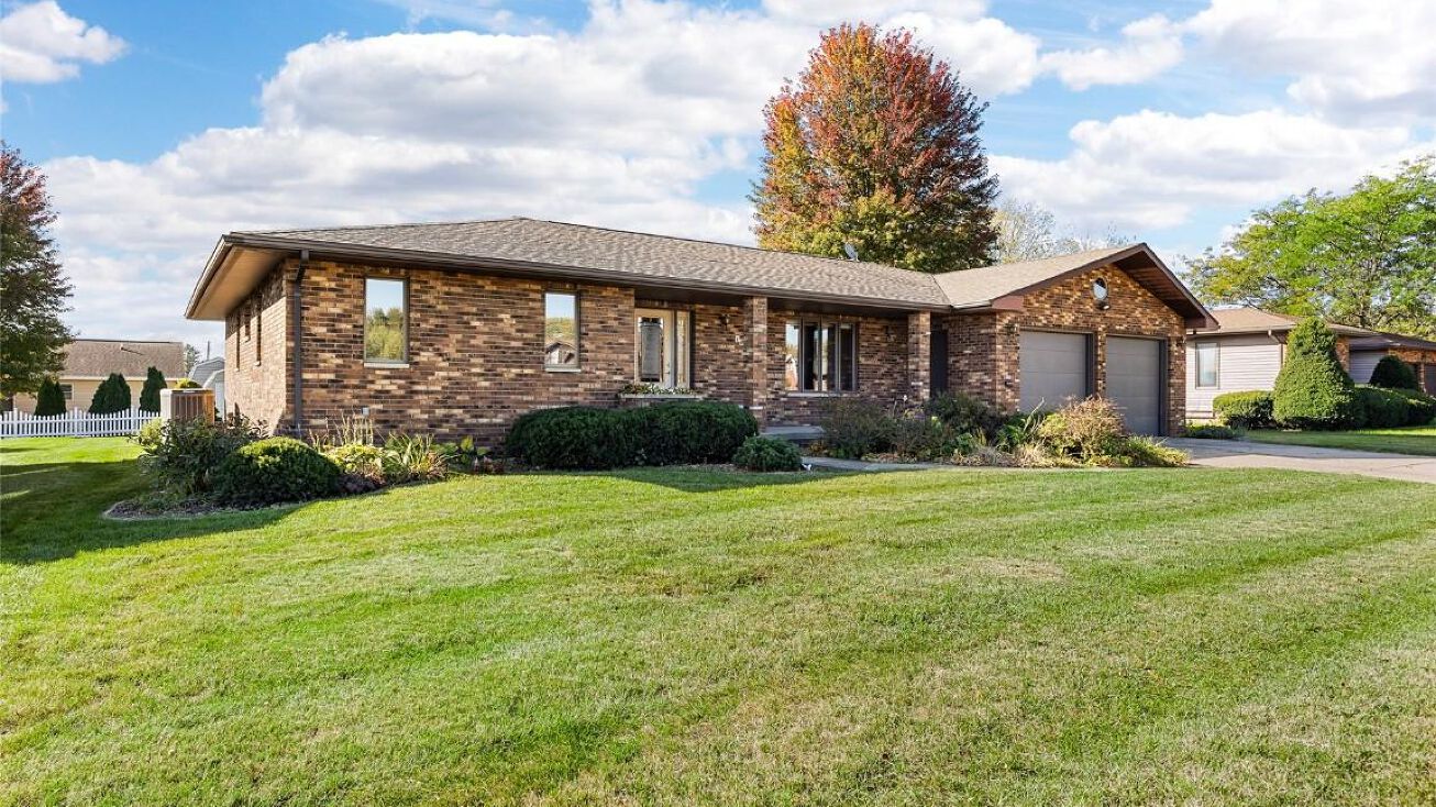 145 Winslow Drive, Manchester, IA 52057