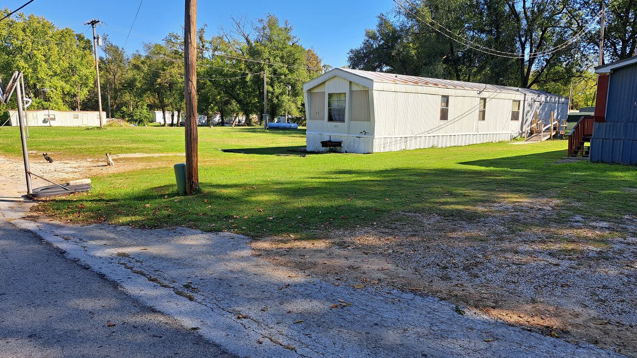 287 S Oak Ave, Sparta, MO 65753