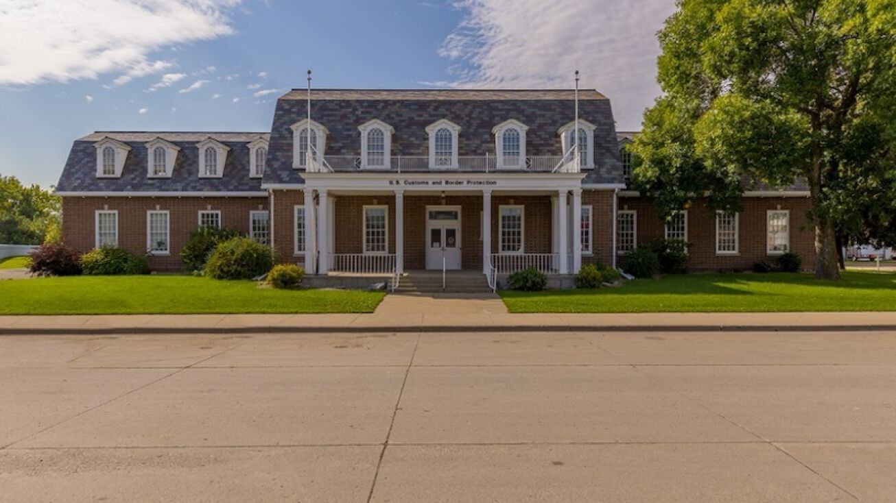 112 W Stutsman St, Pembina, ND 58271