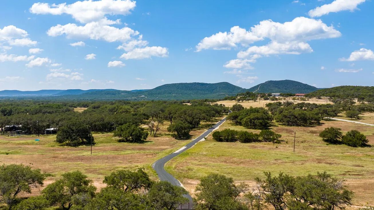 274 Post Oak Ln, Utopia, TX 78884