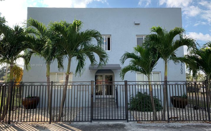 Pictures of Multifamily property located at 2500 NE 192nd St, Miami, FL 33180 for sales - image #1