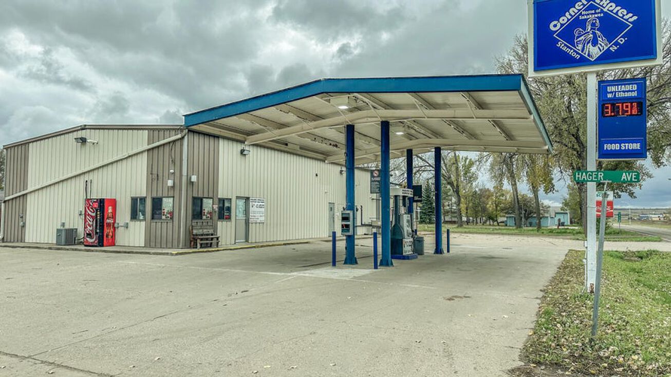 617 West St, Stanton, ND 58571