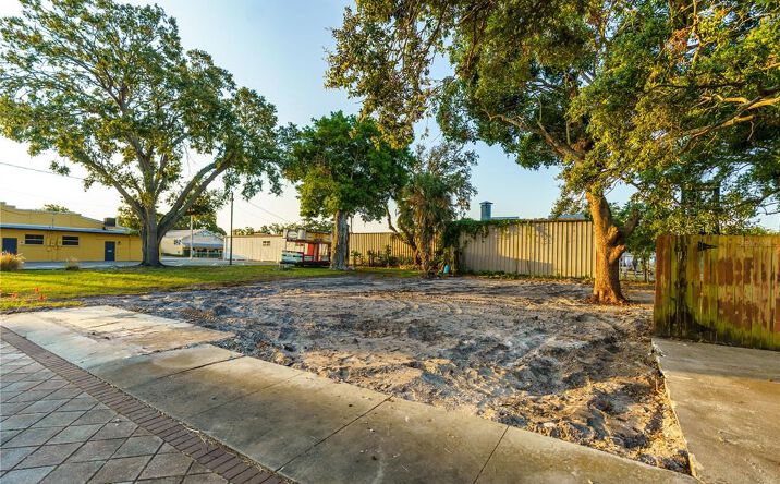 Pictures of Land, Mixed Use, Retail property located at 817 5th St W, Palmetto, FL 34221 for sales - image #1