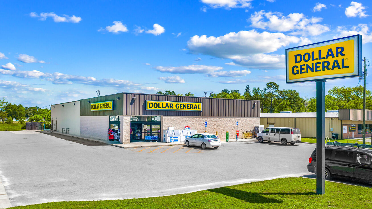 7951 S Arnold Rd, Ashley, MI 48806