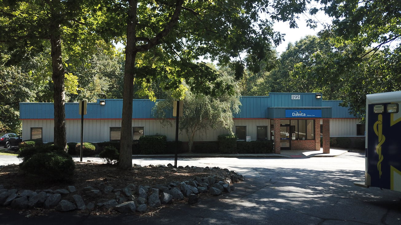 195 Parkwood Cir, Carrollton, GA 30117