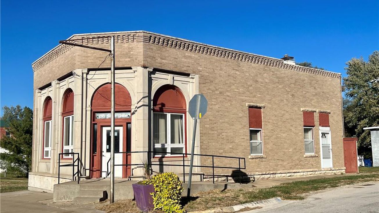 210 S Union Street, McLouth, KS 66054