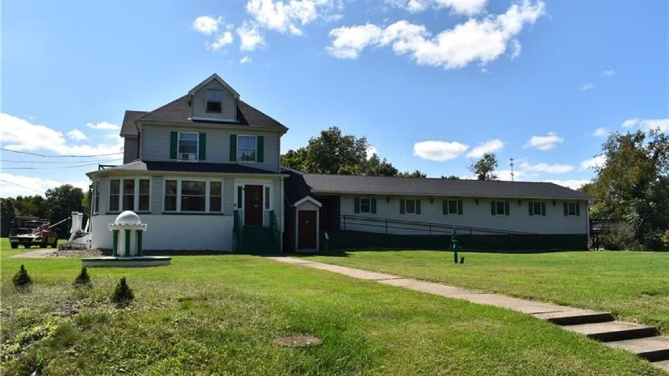 1113 Pine View Ln, Vandergrift, PA 15690