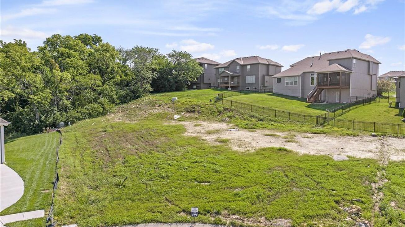 2988 W Sitka Drive, Olathe, KS 66061