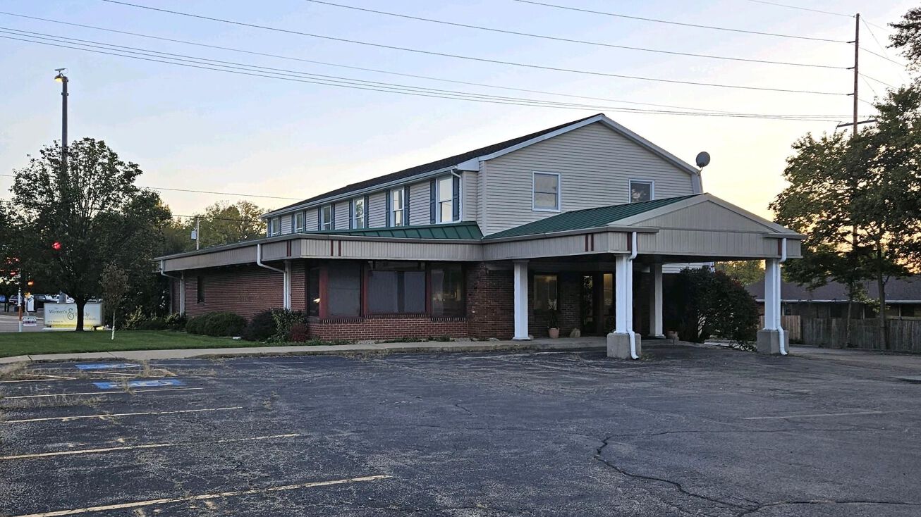 101 N PARKWAY Drive, Pekin, IL 61554