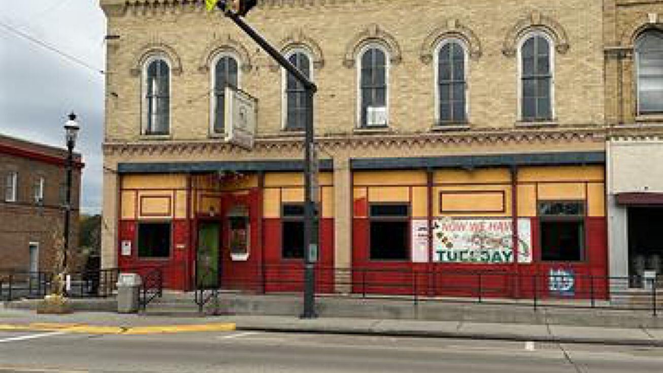 103 E Main St, Omro, WI 54963