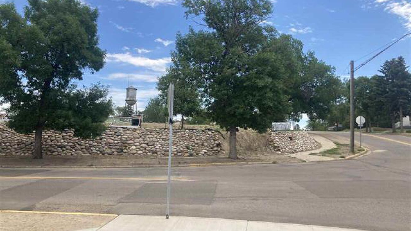 1001 2nd St SE, Minot, ND 58701