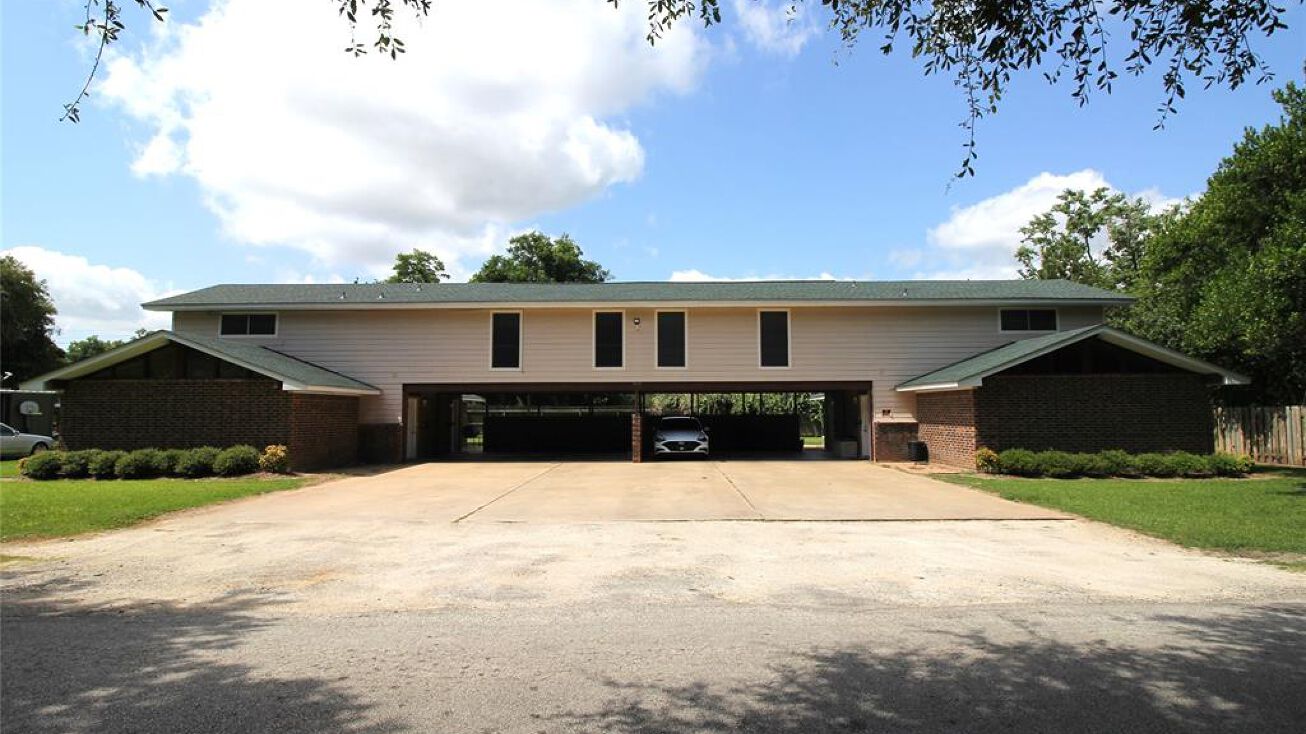 412 Breezy Ln, Wharton, TX 77488