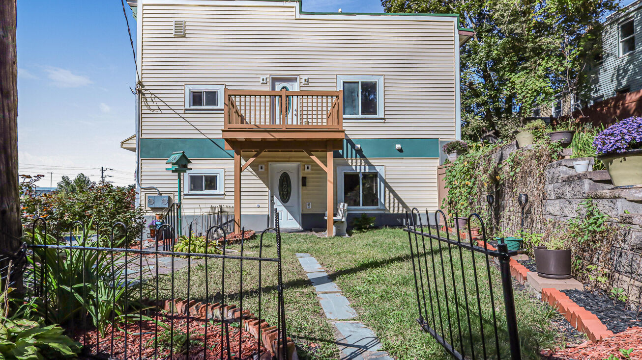 27 Cross St, Troy, NY 12180