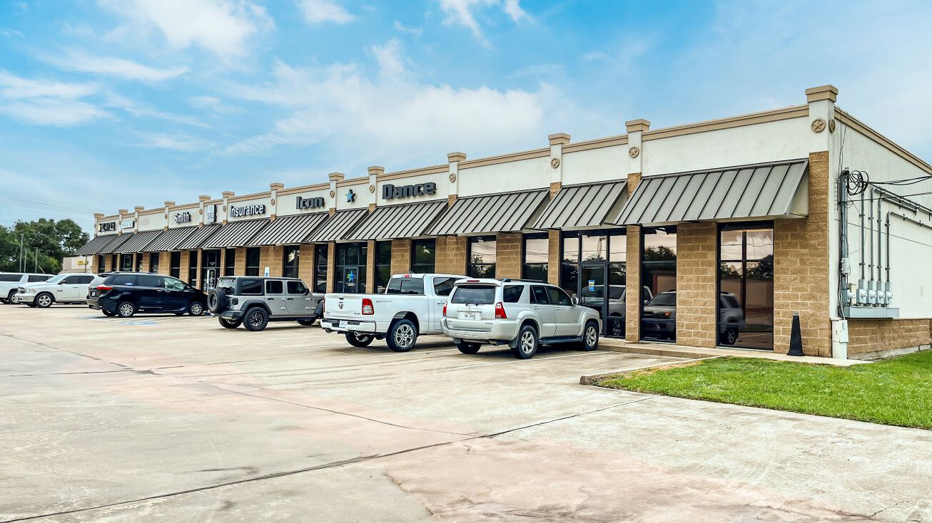 700 N Front St, Angleton, TX 77515