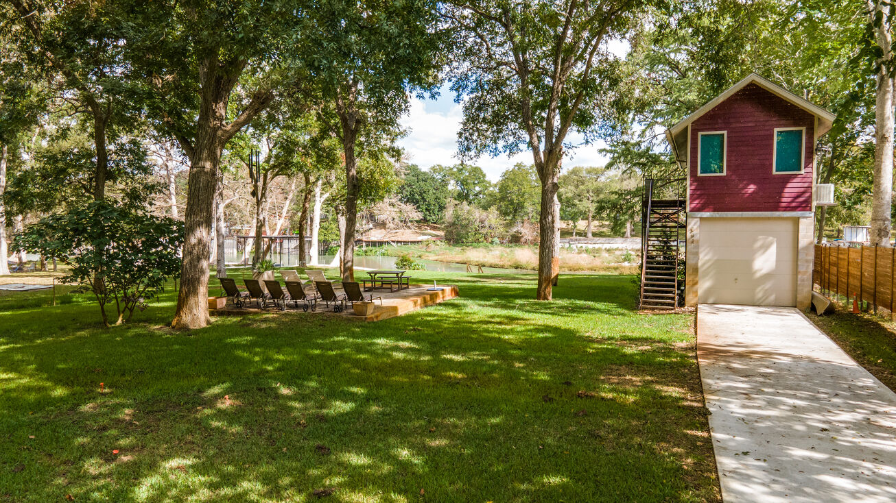 332 Meadow Lake Dr, Seguin, TX 78155