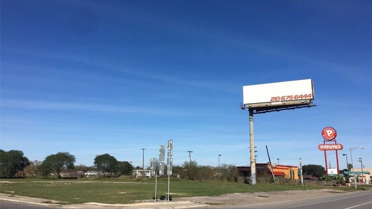 105 Avenue A E, Driscoll, TX 78380