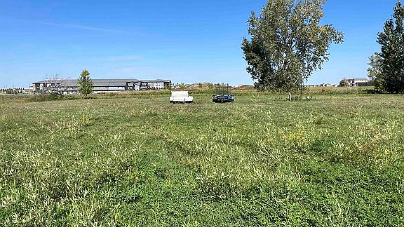 915 26 1/2 Ave NW, Minot, ND 58703