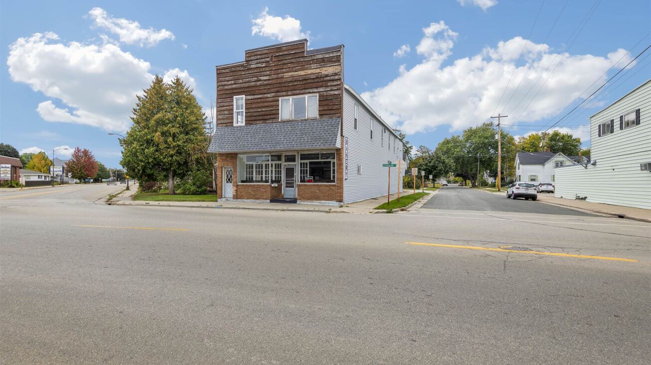 1703 Stephenson St, WI 54143