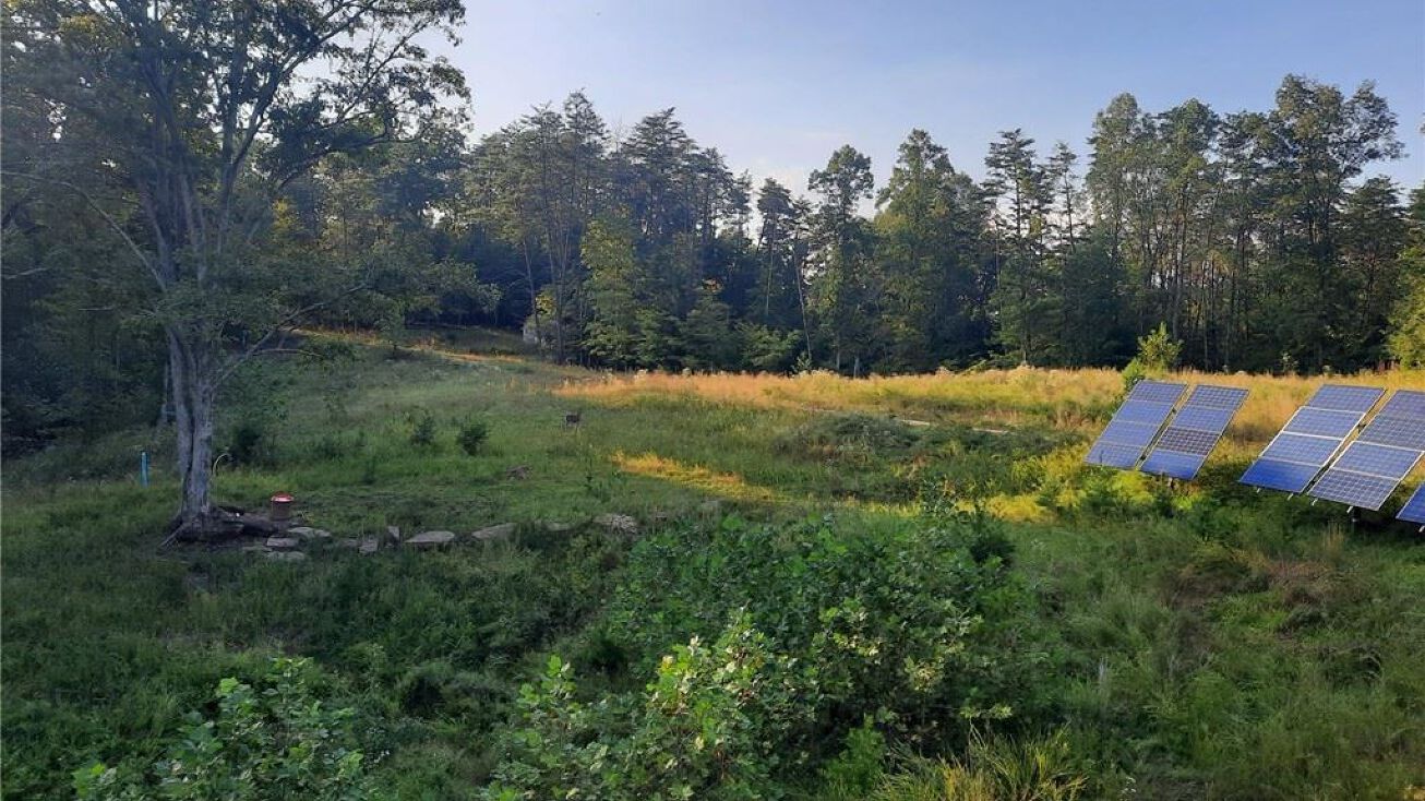 700 Holw Pt Hl, Clendenin, WV 25045