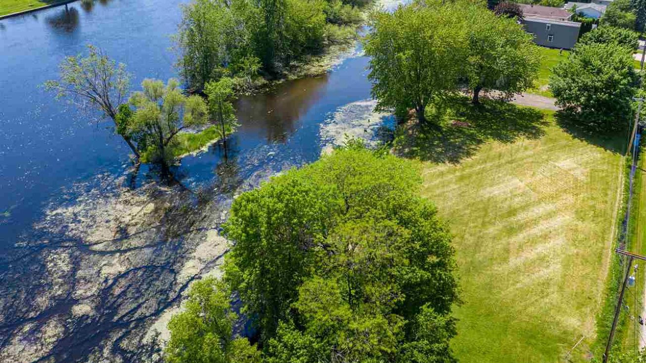 640 E River Dr, Omro, WI 54963