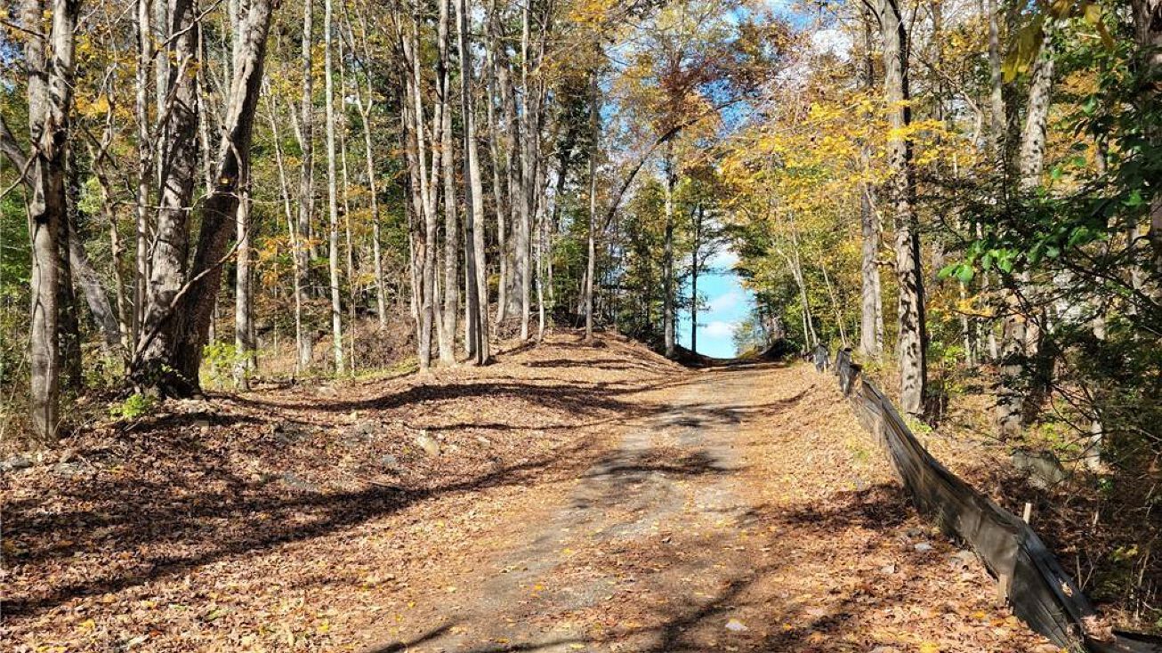 17 Butterfield Rd, Newtown, CT 06470